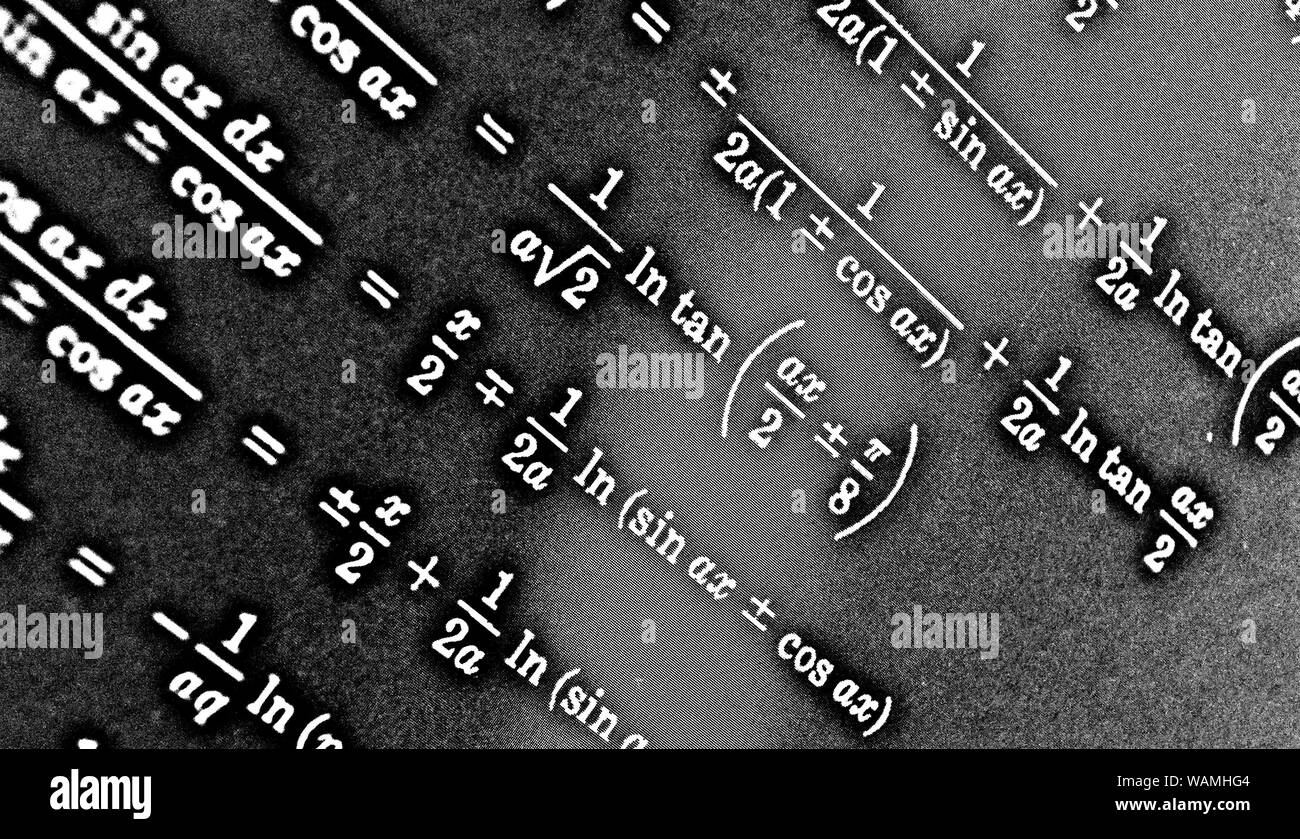 Grand nombre de formules mathématiques sur fond noir HDR Banque D'Images