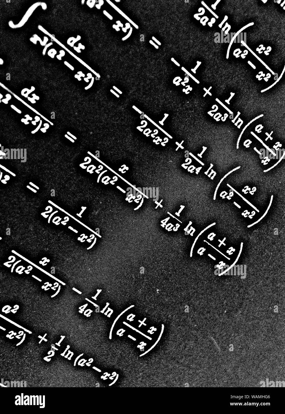 Grand nombre de formules mathématiques sur fond noir HDR Banque D'Images