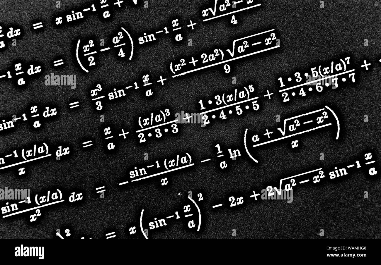 Grand nombre de formules mathématiques sur fond noir HDR Banque D'Images