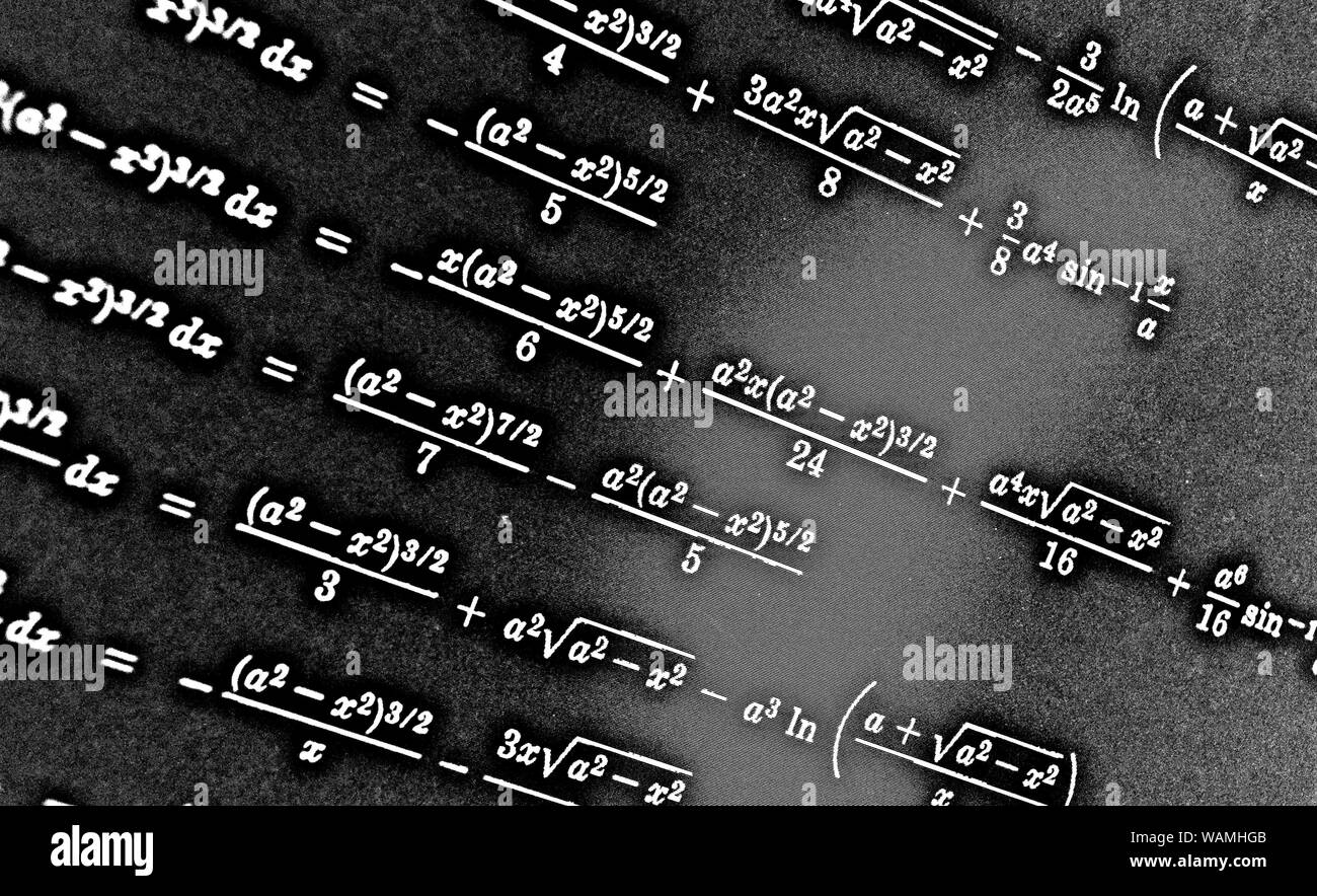 Grand nombre de formules mathématiques sur fond noir HDR Banque D'Images