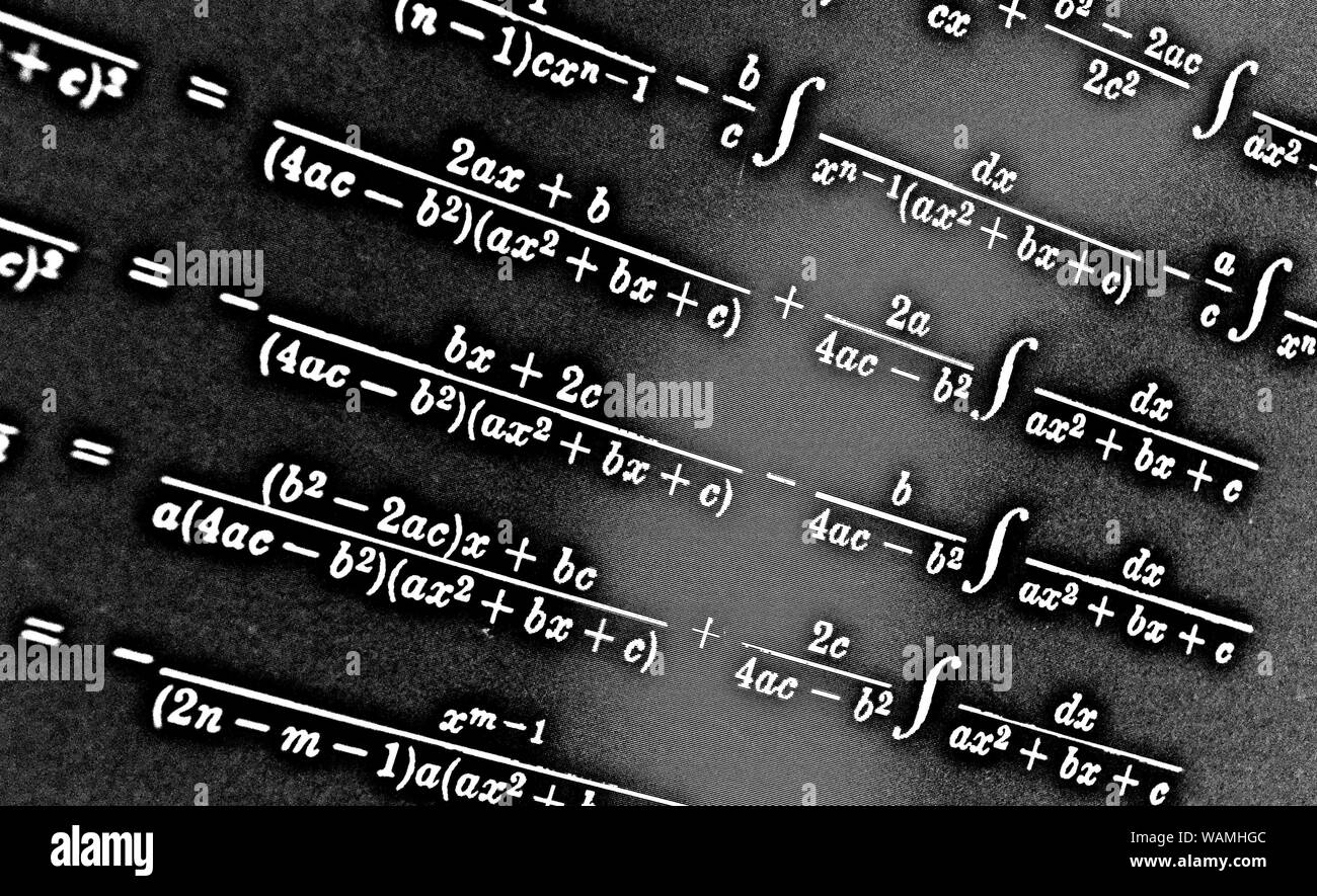 Grand nombre de formules mathématiques sur fond noir HDR Banque D'Images