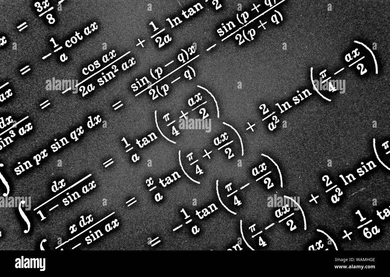 Grand nombre de formules mathématiques sur fond noir HDR Banque D'Images