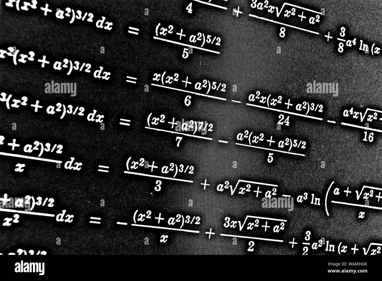 Grand nombre de formules mathématiques sur fond noir HDR Banque D'Images