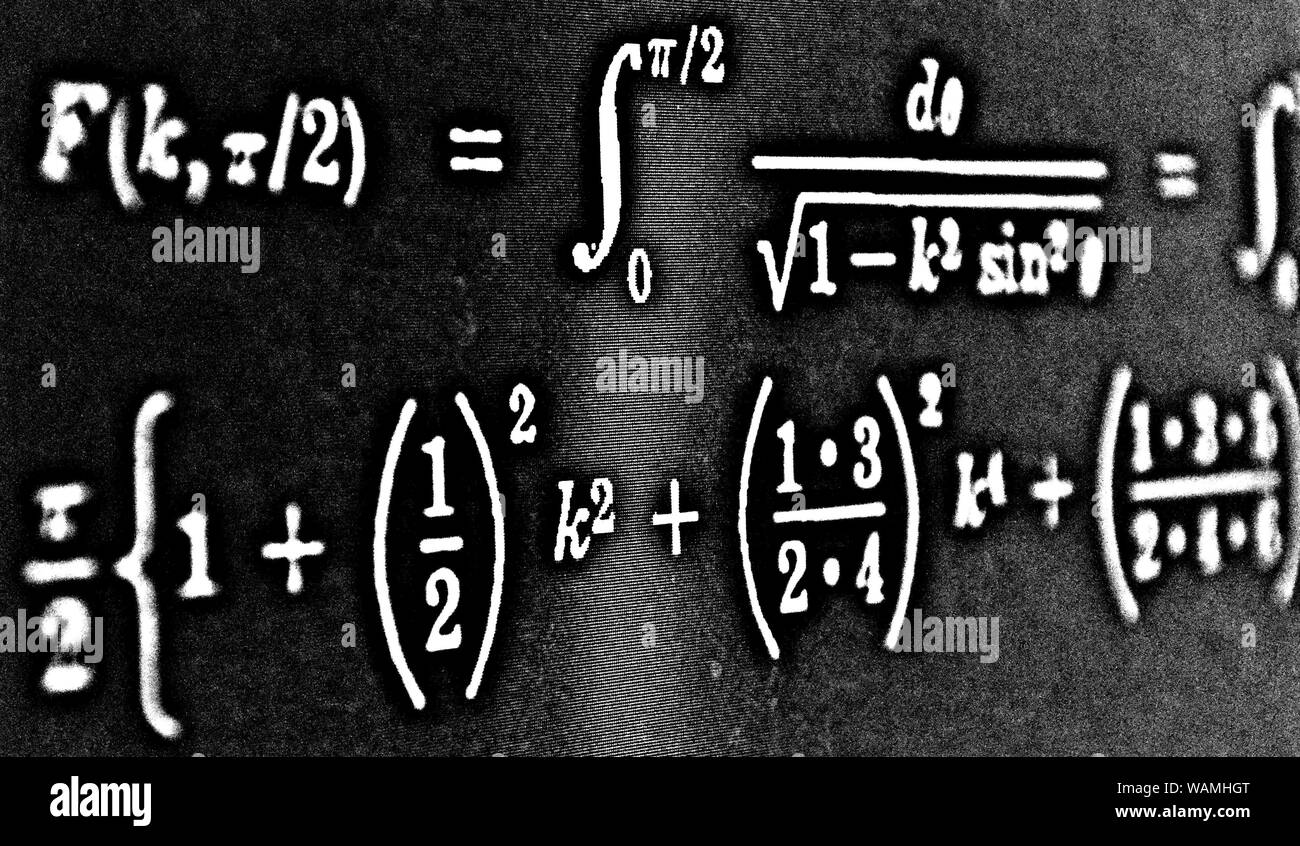 Grand nombre de formules mathématiques sur fond noir HDR Banque D'Images