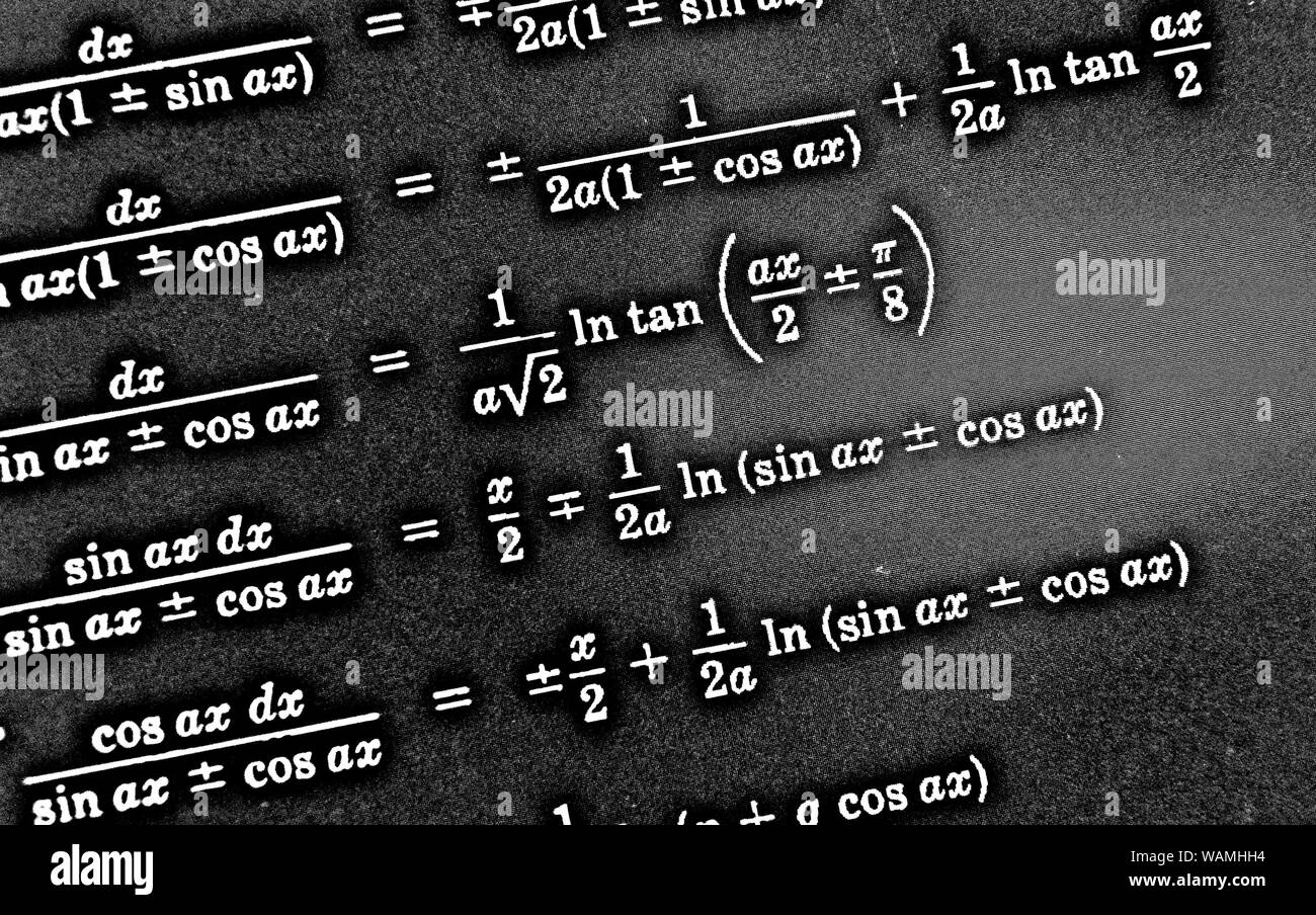 Grand nombre de formules mathématiques sur fond noir HDR Banque D'Images