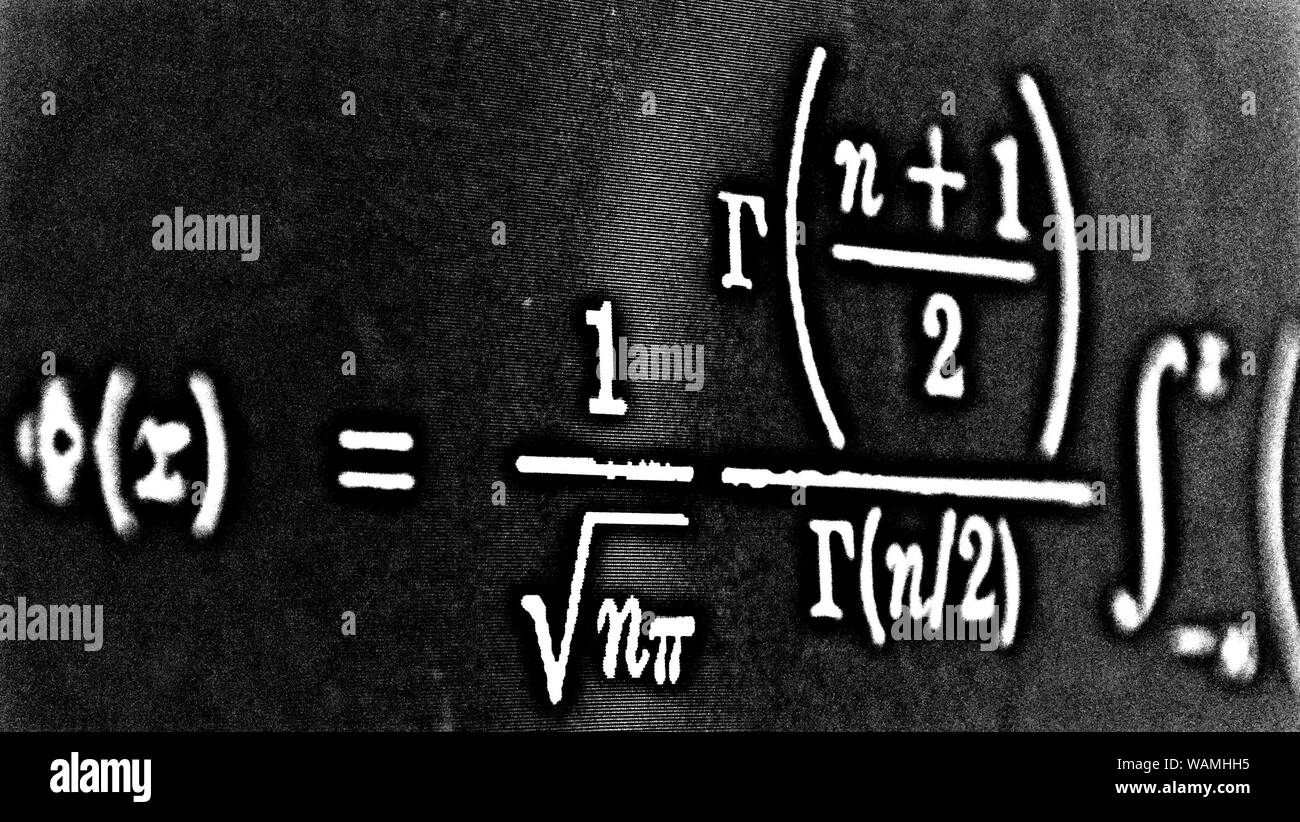 Grand nombre de formules mathématiques sur fond noir HDR Banque D'Images