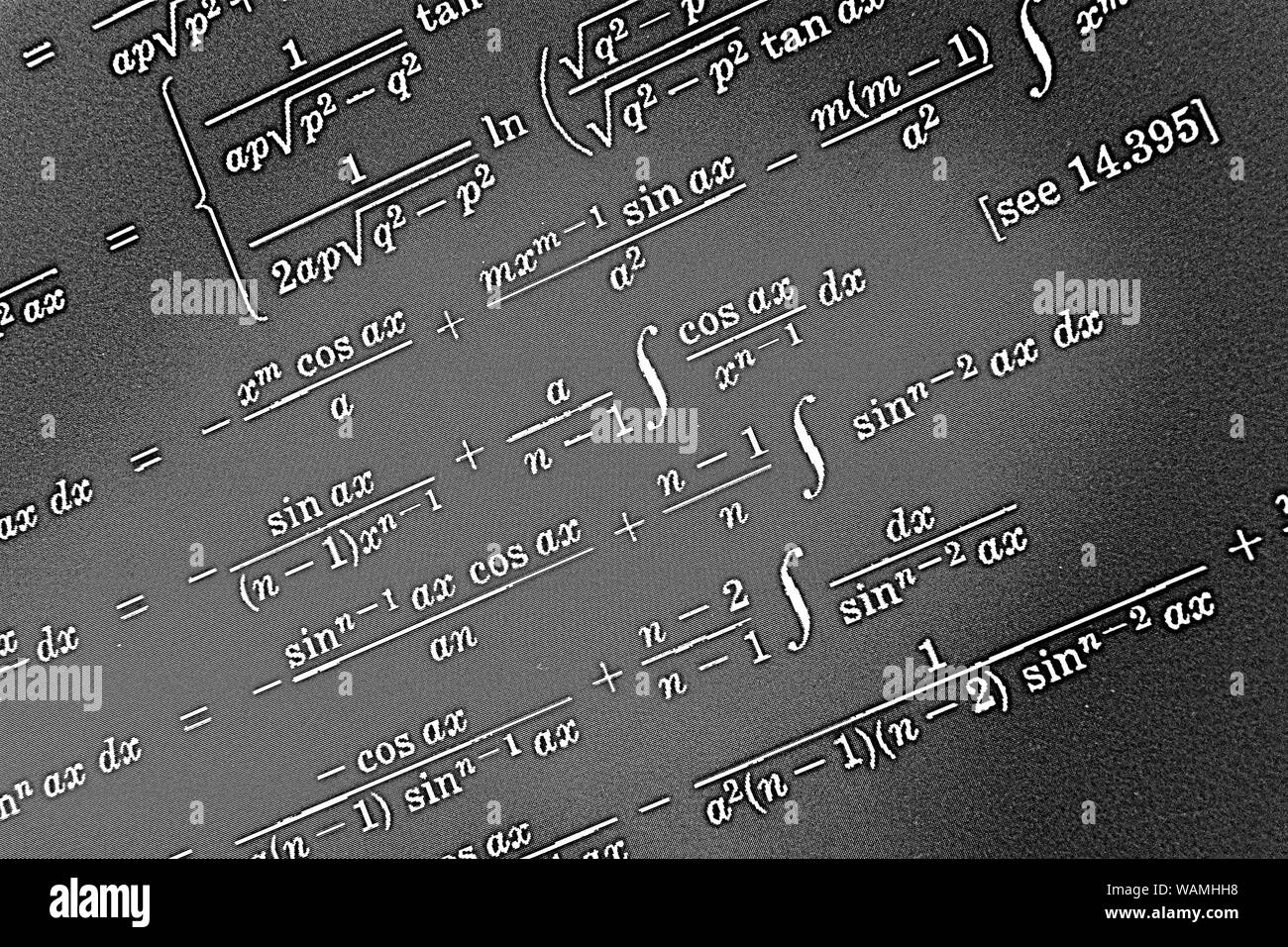 Grand nombre de formules mathématiques sur fond noir HDR Banque D'Images