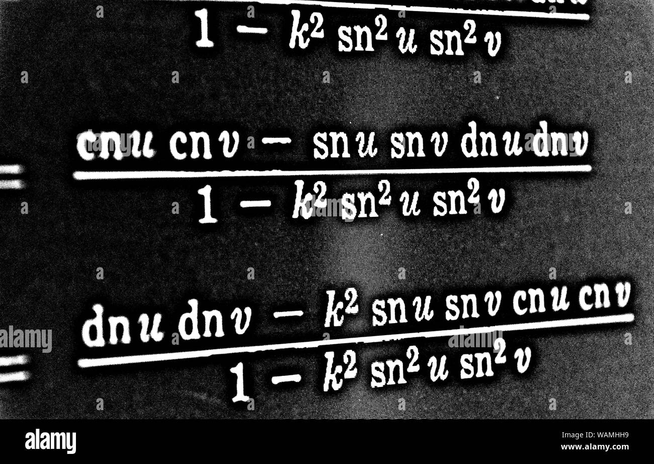 Grand nombre de formules mathématiques sur fond noir HDR Banque D'Images
