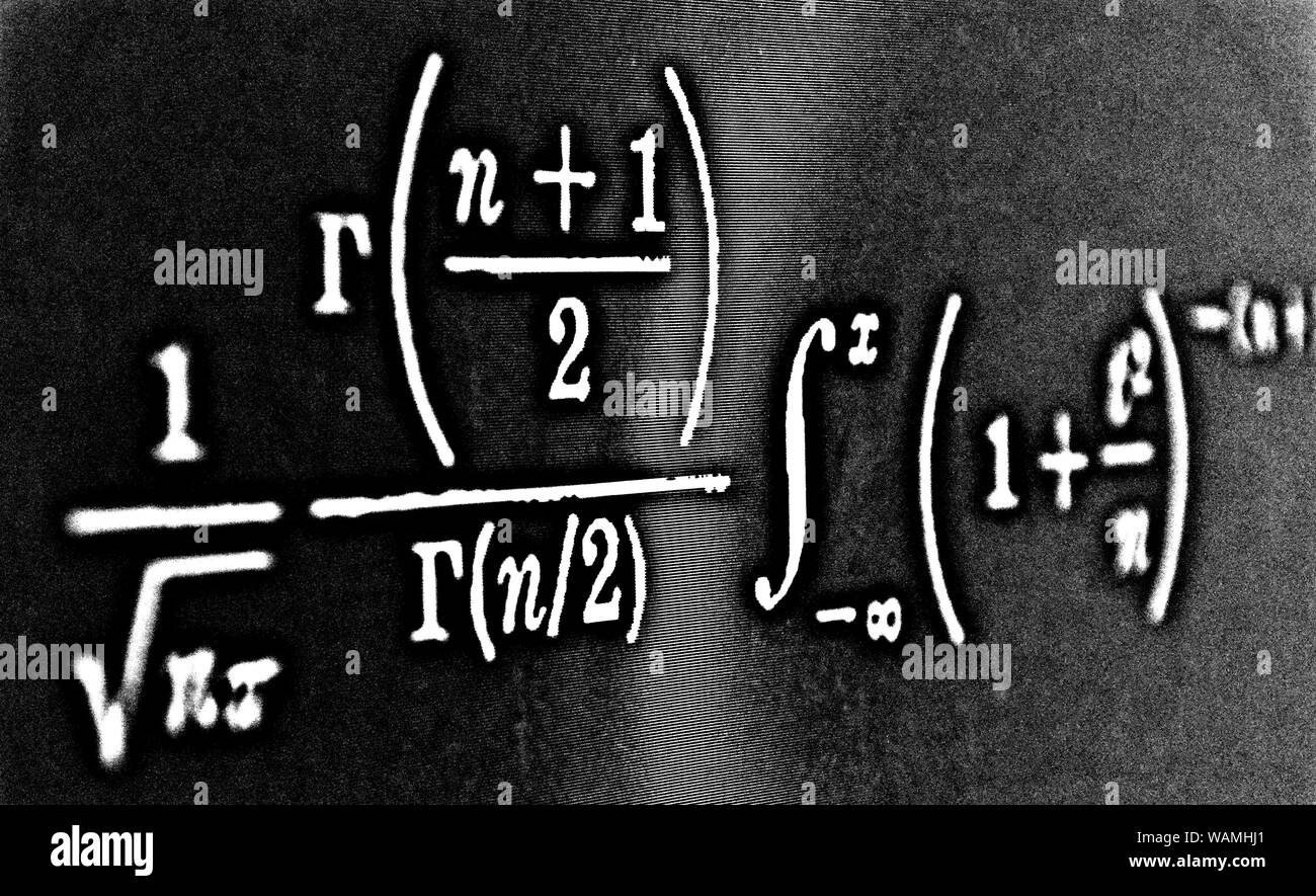 Grand nombre de formules mathématiques sur fond noir HDR Banque D'Images