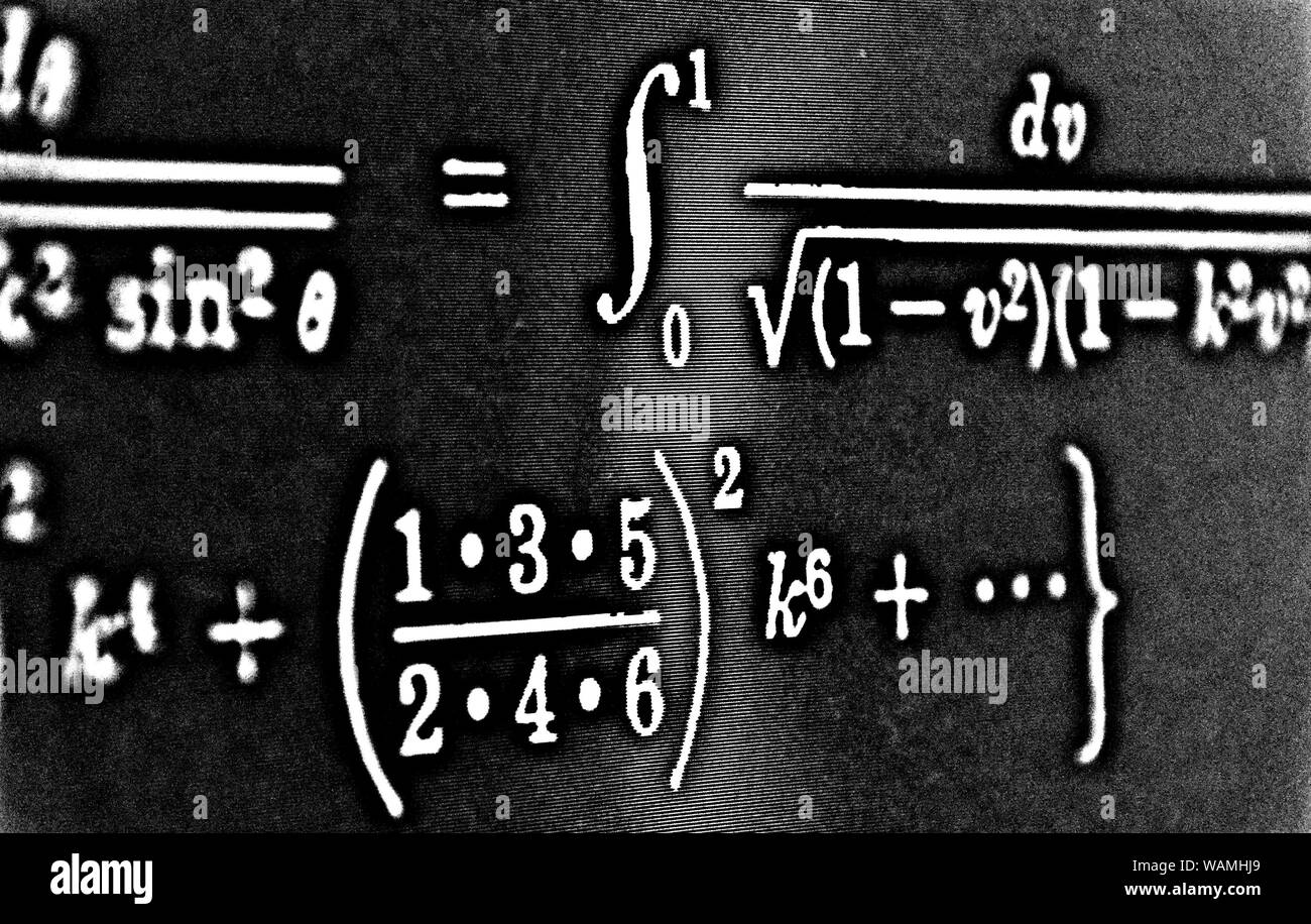 Grand nombre de formules mathématiques sur fond noir HDR Banque D'Images
