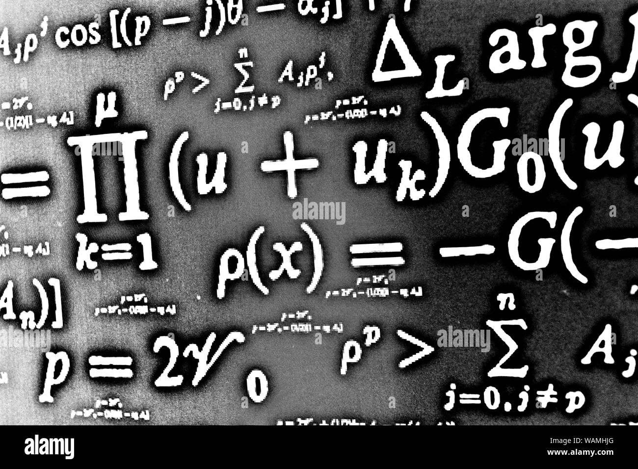 Grand nombre de formules mathématiques sur fond noir HDR Banque D'Images