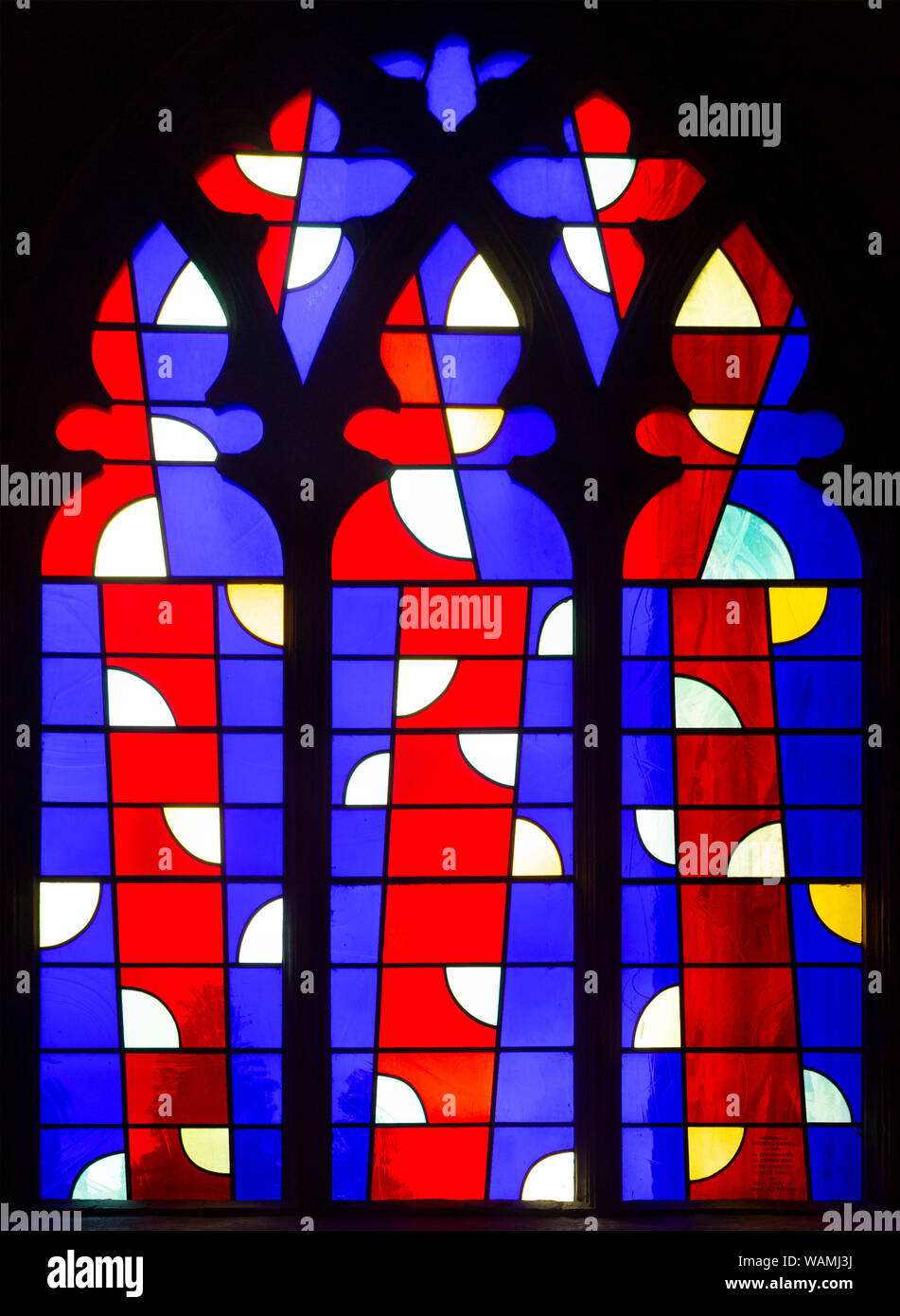 Fenêtre Trinity conçu par l'artiste expressionniste abstrait John McLean cathédrale de Norwich, Norfolk, England, UK Banque D'Images