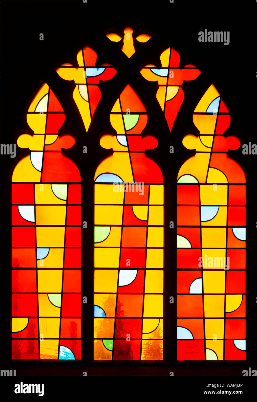 Fenêtre Trinity conçu par l'artiste expressionniste abstrait John McLean cathédrale de Norwich, Norfolk, England, UK Banque D'Images
