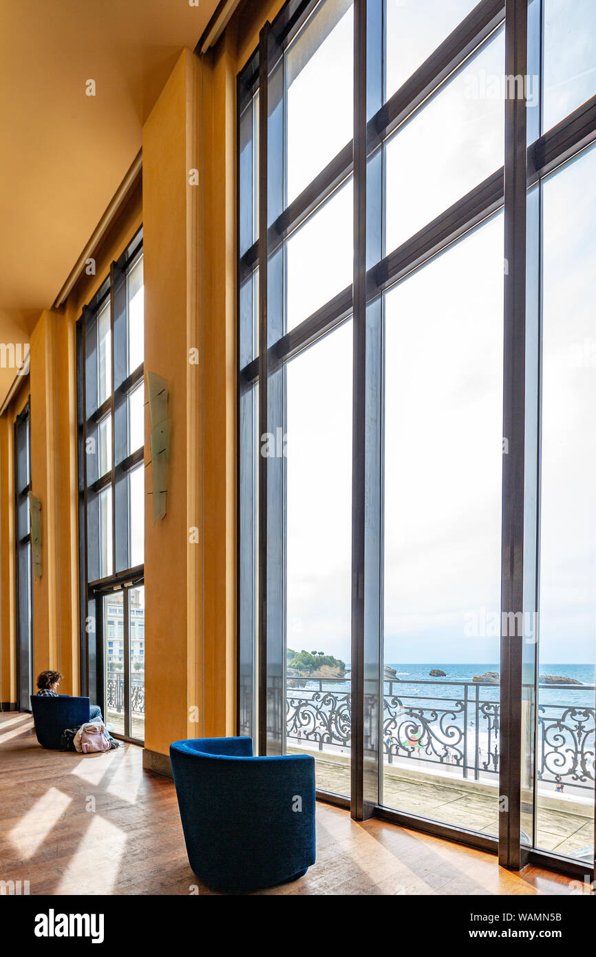 Dans le style art déco, une vue de la salle des ambassadeurs dans le Casino  Municipal de Biarritz (Pyrénées Atlantiques - Aquitaine - France Photo  Stock - Alamy
