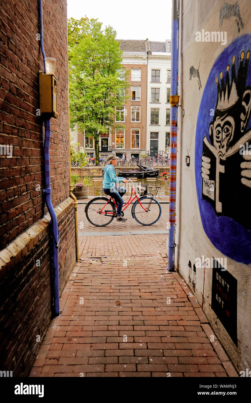 Randonnée à vélo les rues d'Amsterdam Banque D'Images