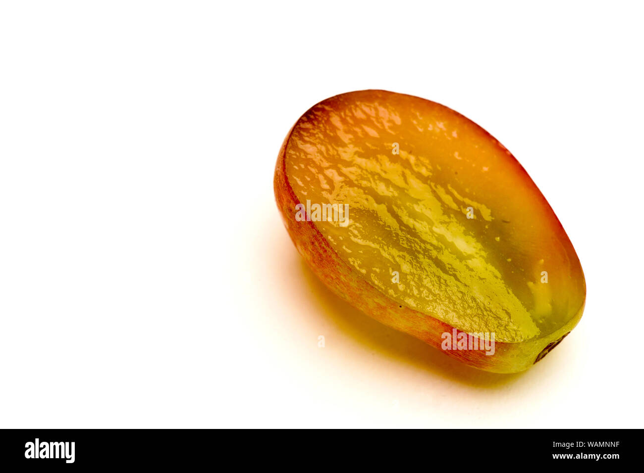 La moitié raisin rouge isolé sur fond blanc avec plein de copier l'espace. Banque D'Images