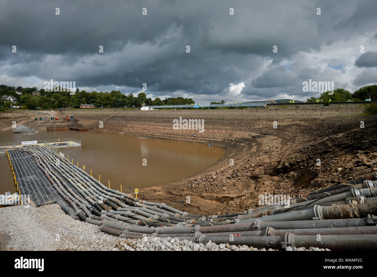 Le Toddbrook vidangé le réservoir si le travail continue de renforcer le barrage près du village de Whaley Bridge, Derbyshire, après qu'il a été endommagé d'une forte pluie. Banque D'Images