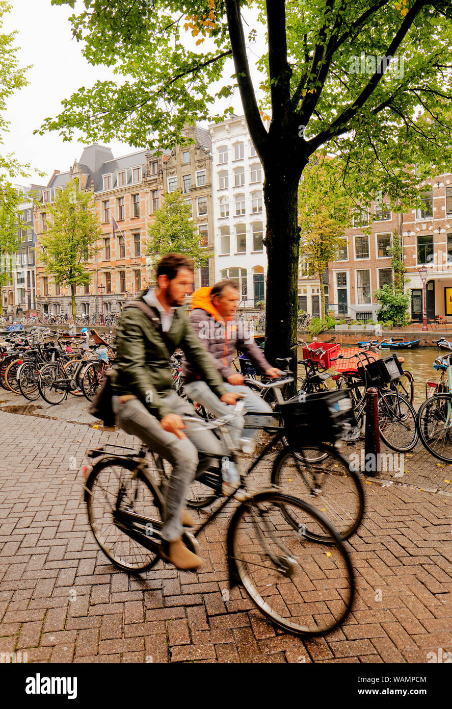 Randonnée à vélo les rues d'Amsterdam Banque D'Images