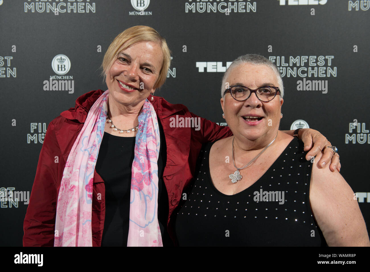 Directeur Brigitte Bermann et Mara Bulotta vu avant la projection de Hugh Häfners après la tombée de la nuit au Filmfest München 2019 Banque D'Images