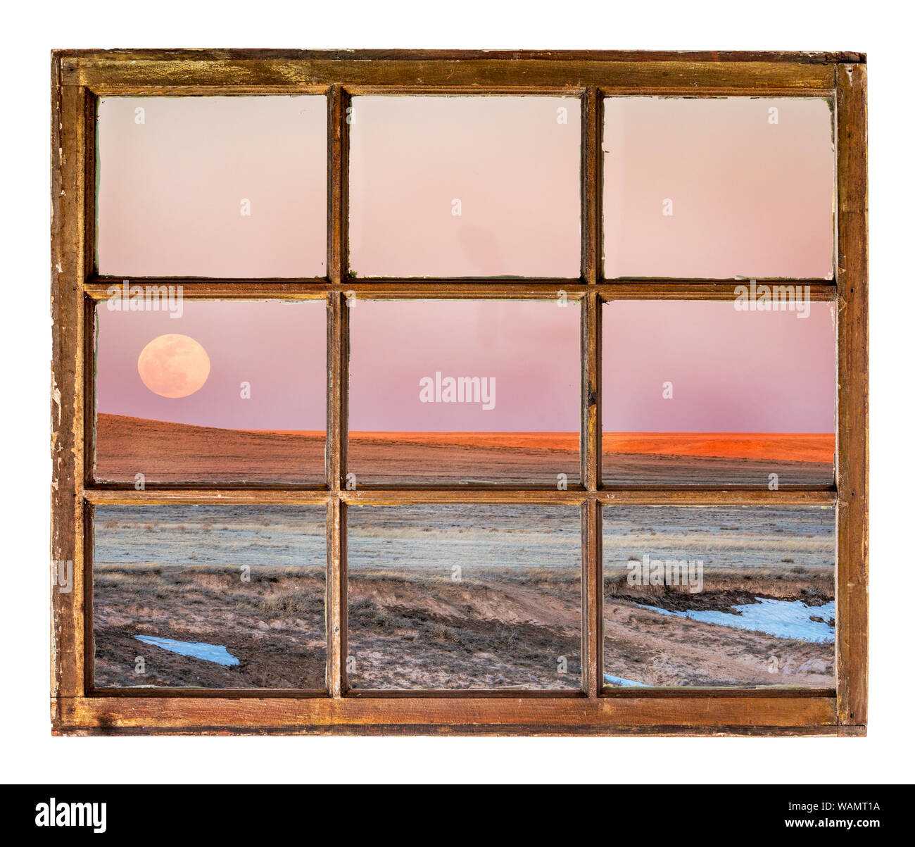 Coucher du soleil et de la lune se lever sur prairie comme vu à partir d'une fenêtre à guillotine vintage Banque D'Images