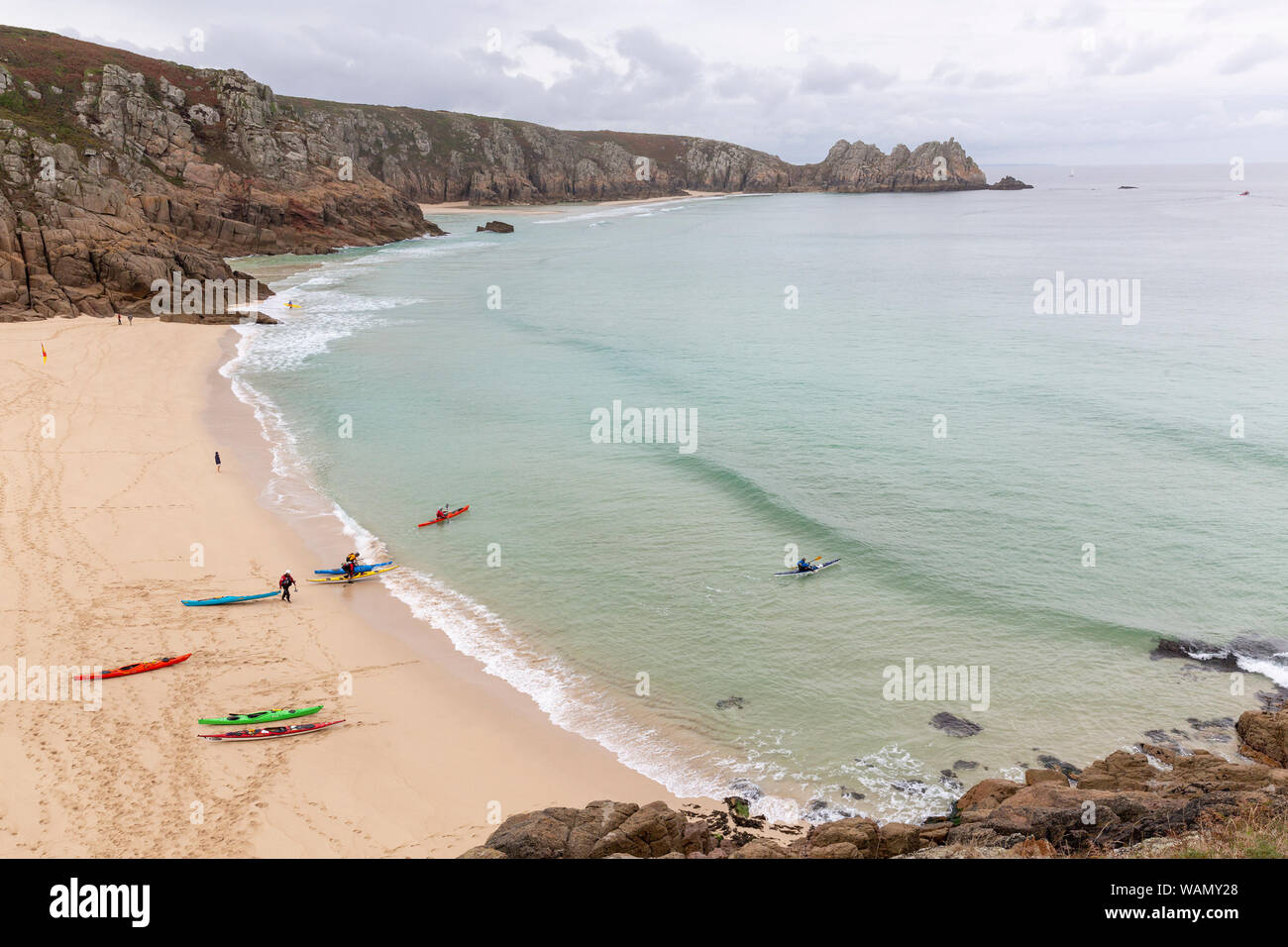 Kayaks sur la plage de Porth Curno à Cornwall, Angleterre, Royaume-Uni. Banque D'Images