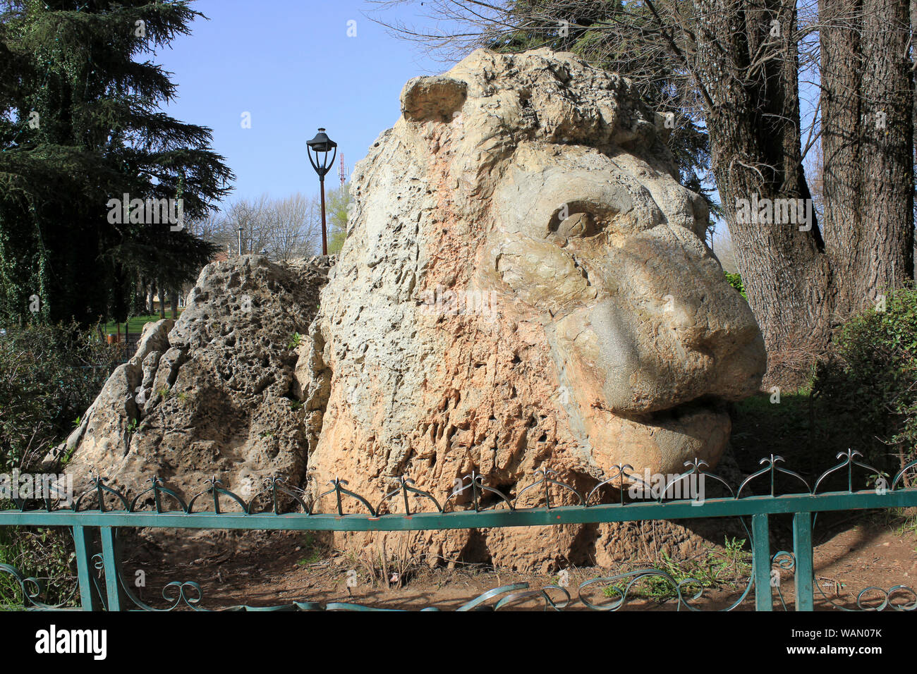 Lion en pierre sculptée, Ifrane, Maroc Banque D'Images