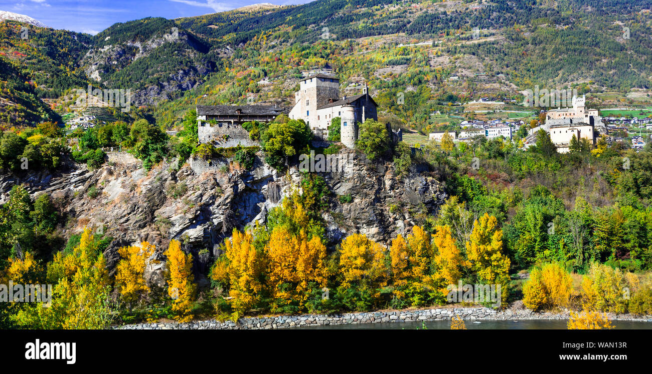 Alpes montagne paysage, belle vallée des châteaux et vignobles- Val d'Aoste en Italie du nord Banque D'Images