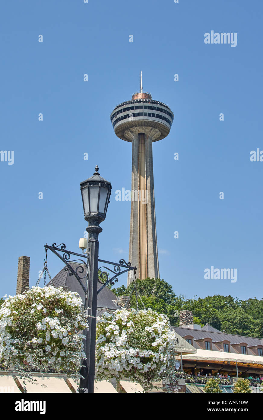NIAGARA FALLS, CANADA - 25 juillet 2019 : la Tour Skylon sur journée d'été à Niagara Falls, ON. Skylon Tower est une tour d'observation offrant une vue panoramique Banque D'Images