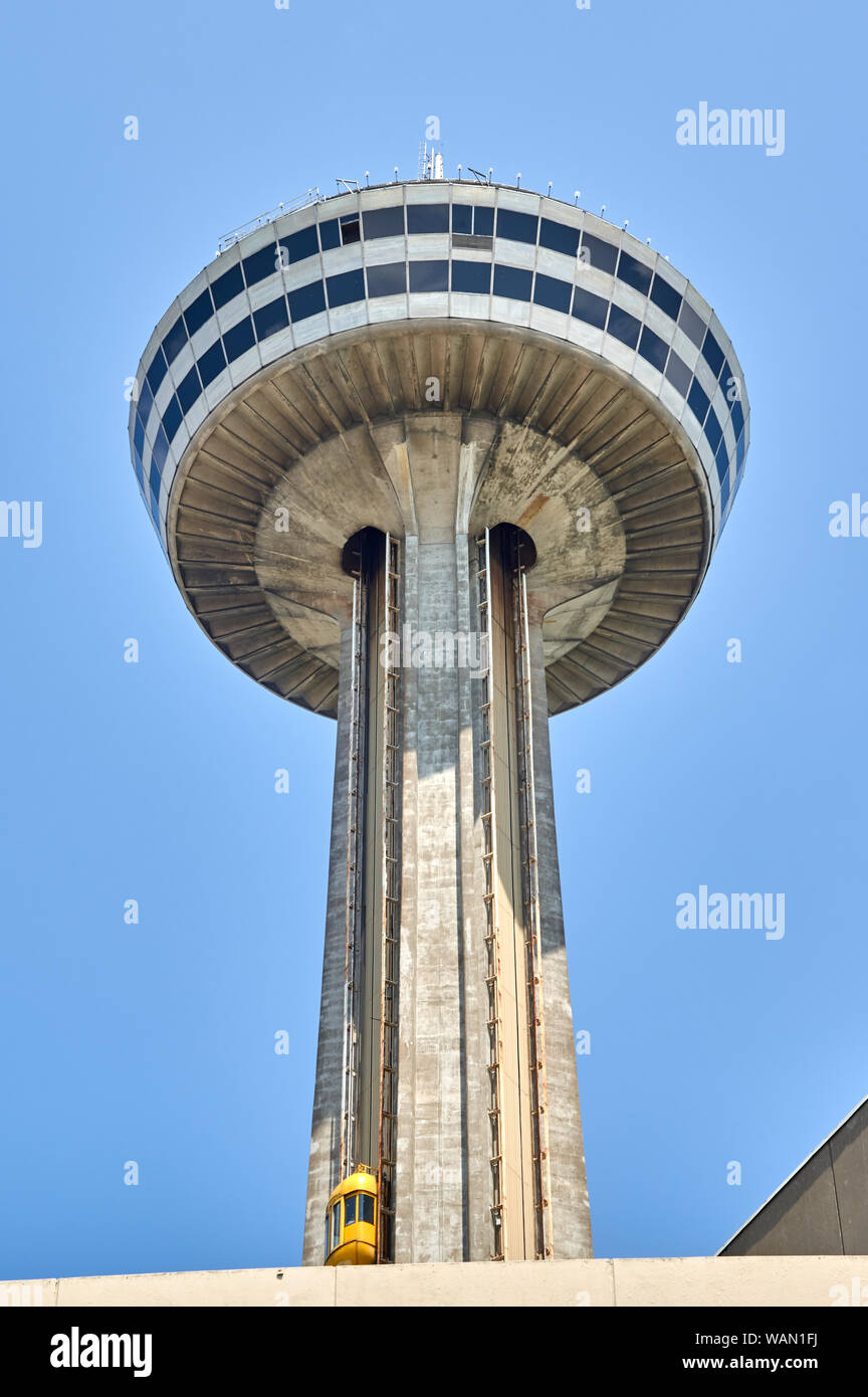 NIAGARA FALLS, CANADA - 25 juillet 2019 : la Tour Skylon sur journée d'été à Niagara Falls, ON. Skylon Tower est une tour d'observation offrant une vue panoramique Banque D'Images