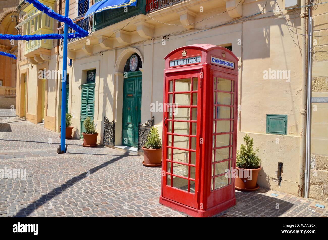 Ville Marsaxlokk malte zone téléphone rouge de style britannique kiosk Banque D'Images