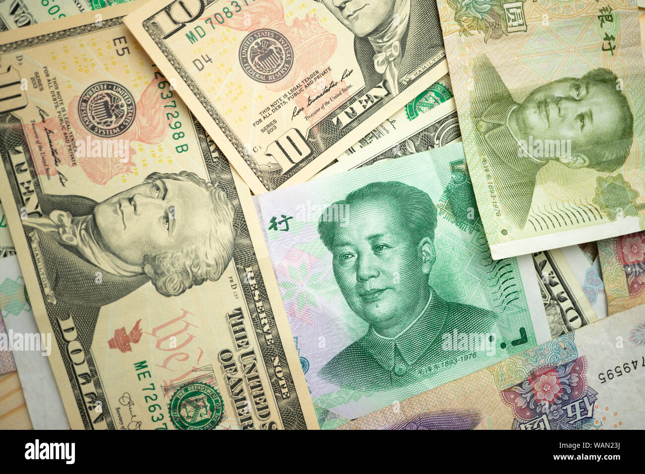 US dollar et yuan chinois billets sur la table l'idée d'une guerre commerciale entre les États-Unis et la Chine Banque D'Images