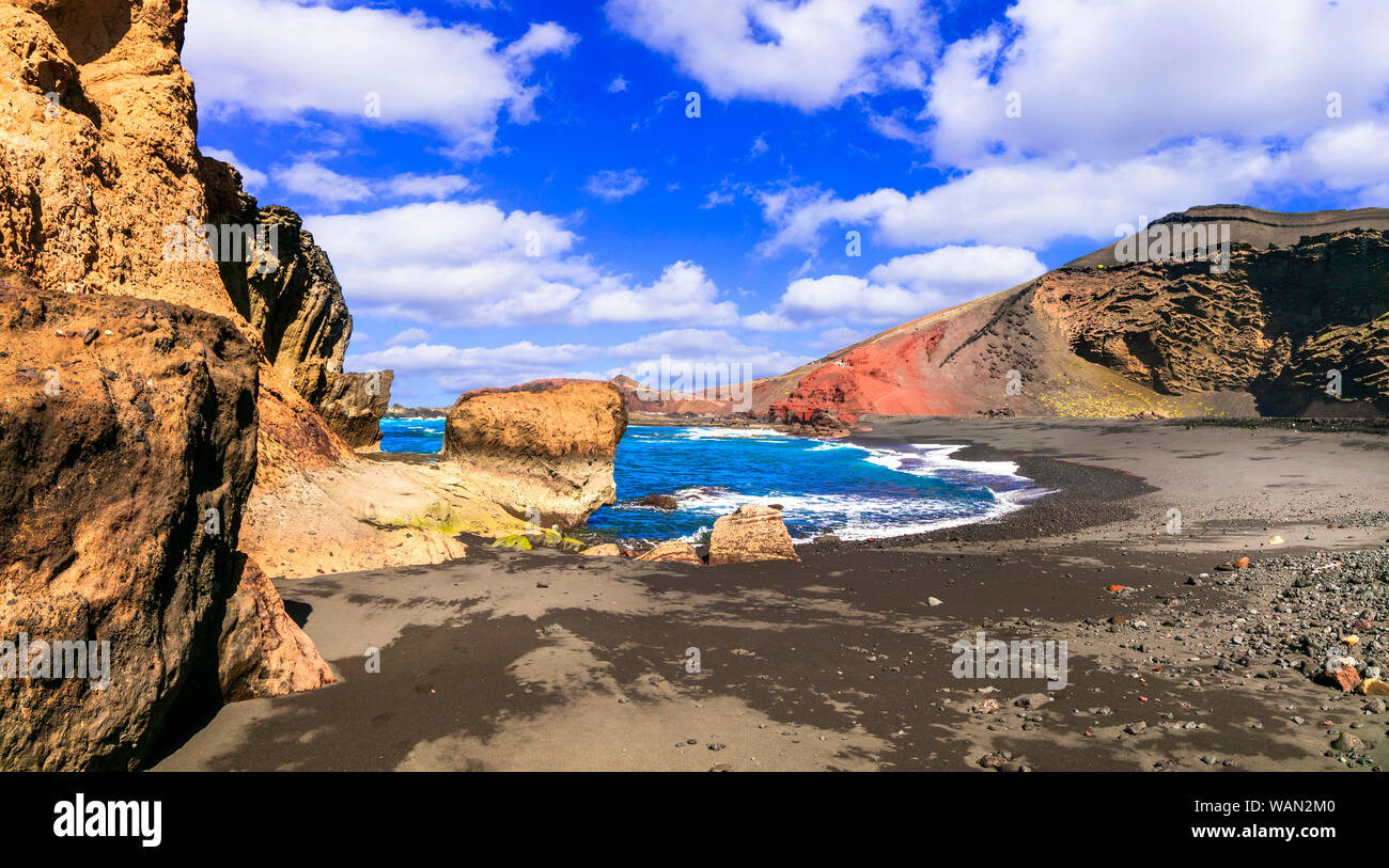 Îles Canaries. L'île volcanique de Lanzarote panoramique avec vue impressionnante sur la mer paysage. Plage d'El Golfo Banque D'Images