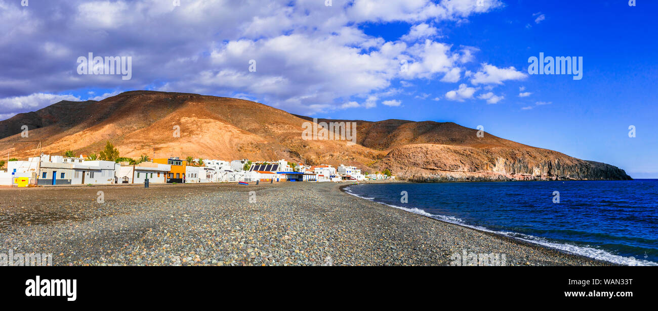 Paysages de l'île de Fuerteventura - village de pêcheurs traditionnels et plage de sable noir. Îles Canaries Banque D'Images
