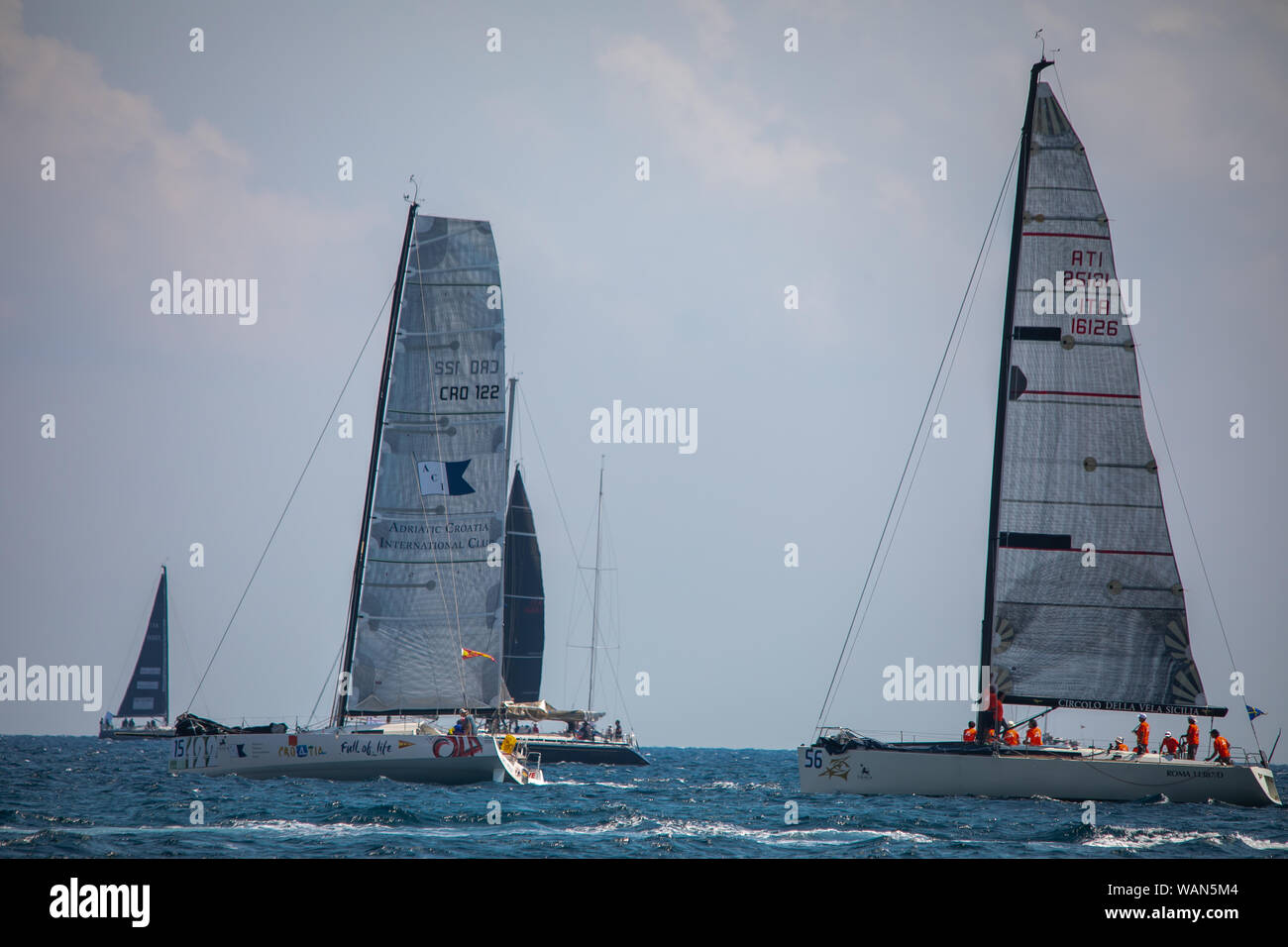 Palerme, Italie. Août 21, 2019. Croatie pleine de vie llo (Società Canottieri Sicilia) et Zenhea Takesha (Circolo della Vela Sicilia) au cours Palermo-Montecarlo en Mondello, la Sicile. (Photo de Ajun Ally/Pacific Press) Credit : Pacific Press Agency/Alamy Live News Banque D'Images