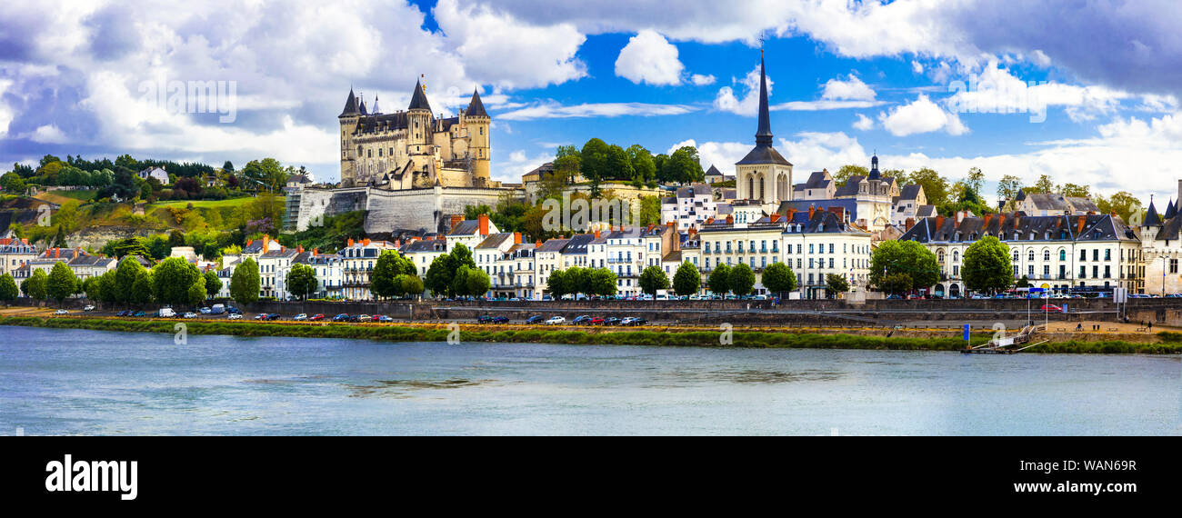 Le château de Saumur impressionnant et village,Vallée de la Loire,France. Banque D'Images