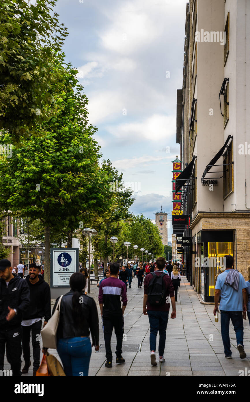 Stuttgart, Allemagne, le 15 août 2019, une foule de personnes marchant dans célèbre boulevard commerçant de koenigstrasse du centre-ville d'ancienne gare buil Banque D'Images