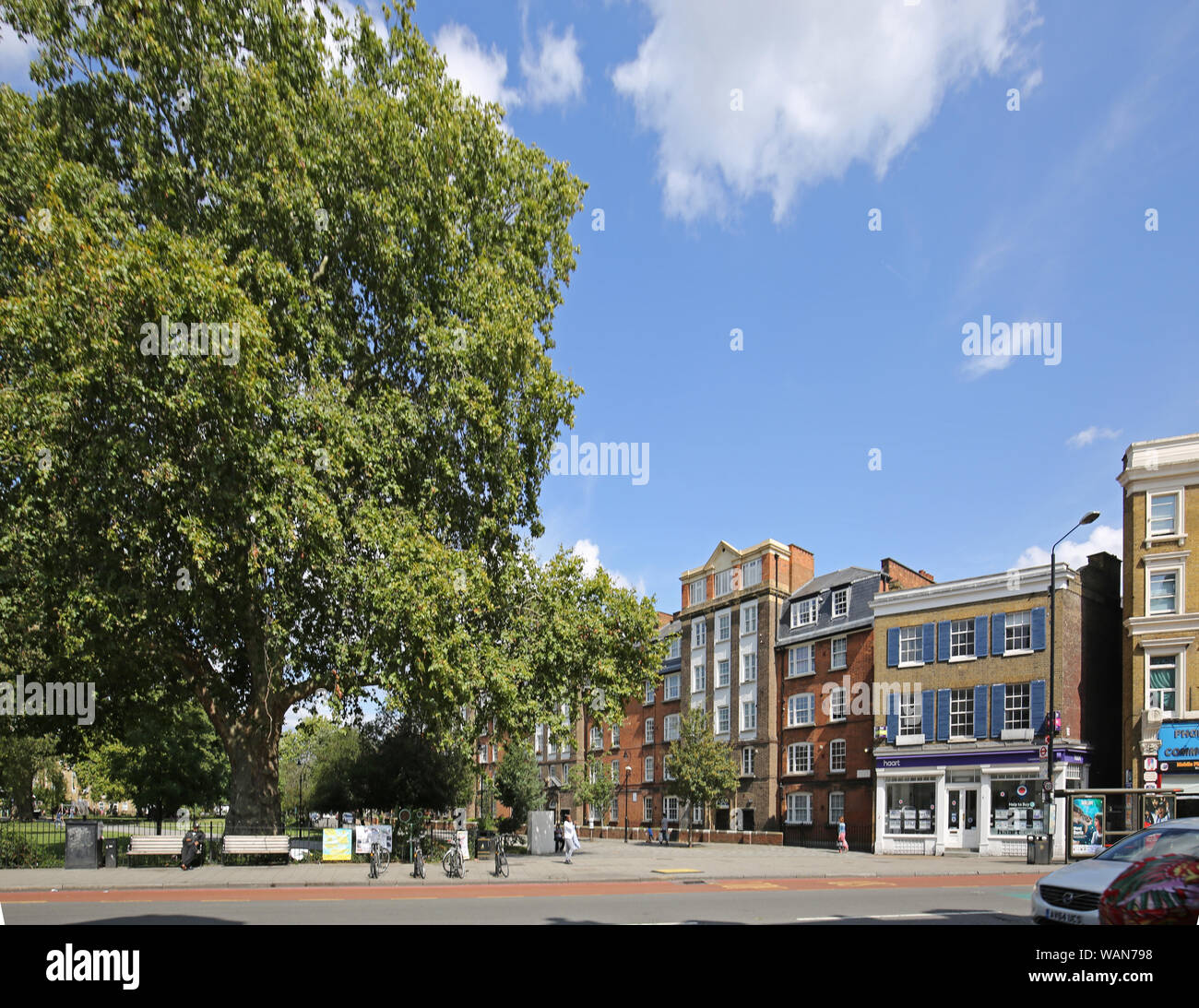 Camberwell Green, le sud de Londres, au Royaume-Uni. Montre Camberwell Church Street avec Park sur la gauche. Banque D'Images