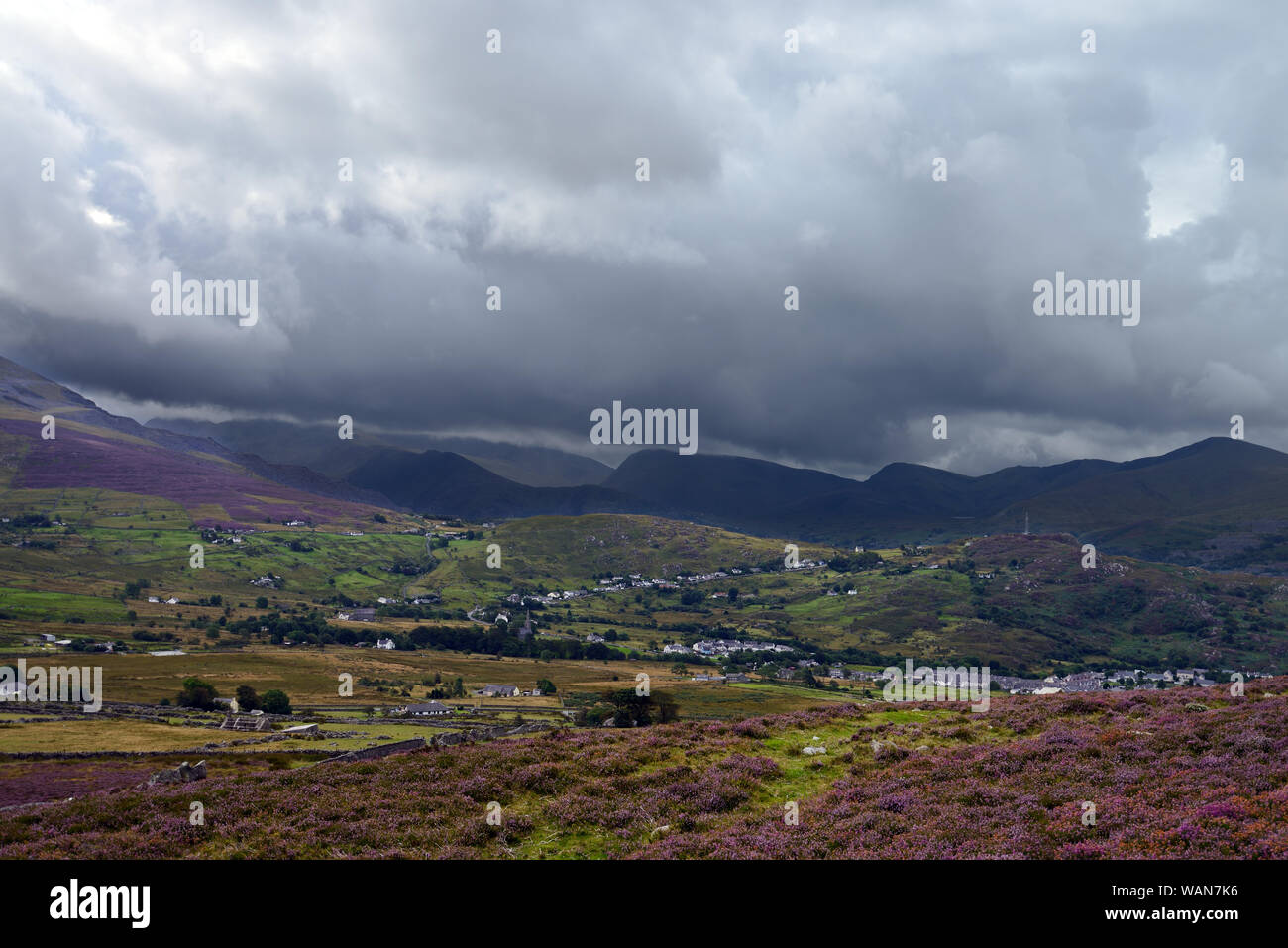Deiniolen village est au coeur de Snowdonia, au pied de l'Elidir Fawr. Ici vu juste avant le début de la pluie torrentielle. Banque D'Images
