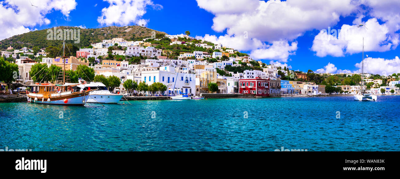 Belle vue sur le village d''Agia Marina, avec la mer turquoise et l'île de Leros,location,Grèce. Banque D'Images