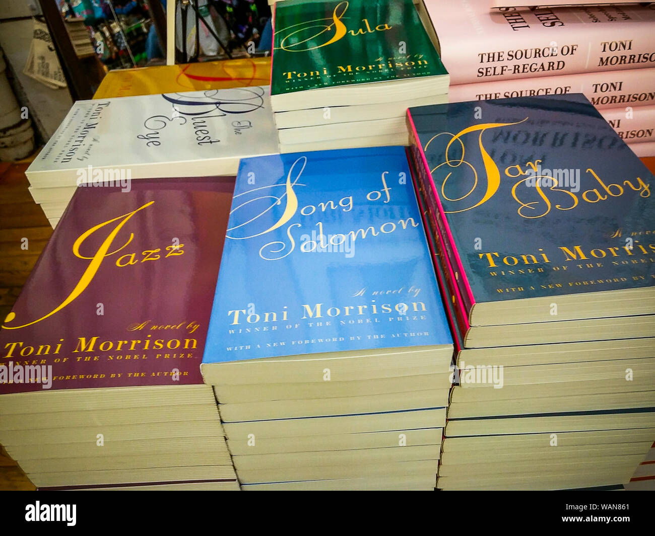 Des copies des livres de Toni Morrison dans une librairie à New York le dimanche, Août 11, 2019. Morrison est décédé à New York à l'âge de 88 ans le 5 août 2019. (© Richard B. Levine) Banque D'Images