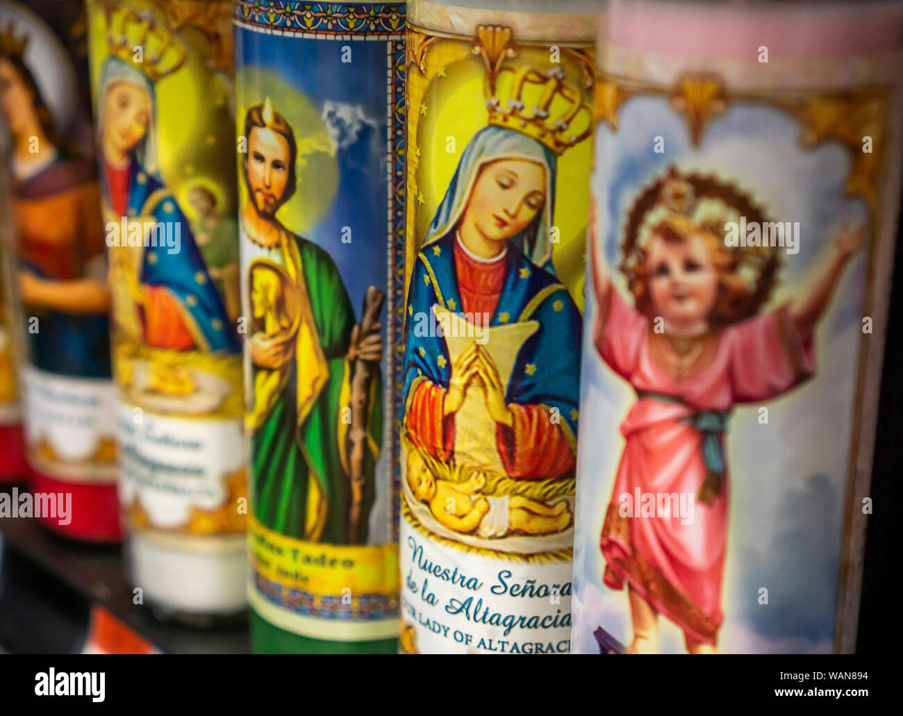 Des bougies utilisées dans la pratique de la religion Santeria sont vus en vente dans un supermarché le Samedi, Août 10, 2019. (© Richard B. Levine) Banque D'Images