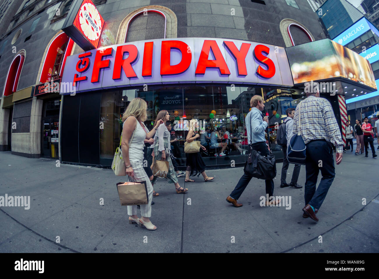 Un T.G.I. Vendredi's franchise situé près de Times Square à New York le mardi, 13 août 2019. La Halde est l'organisme détenteur de l'Organisation pour le restaurant de New York. Ils ont eu la franchise de New York depuis 1986, à perpétuité, couvrant un cercle à 7 milles du Columbus Circle. (© Richard B. Levine) Banque D'Images