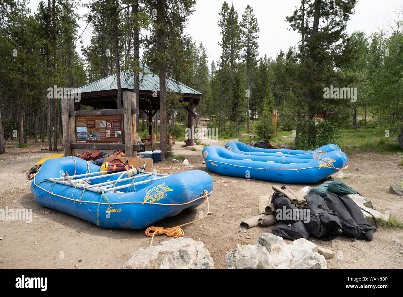 Lowman, New York - 1 juillet 2019 : rafting en eau des groupes se préparent à lancer un radeau pour une rivière rafting descente de la rampe pour un voyage dans la Middle Fork Banque D'Images