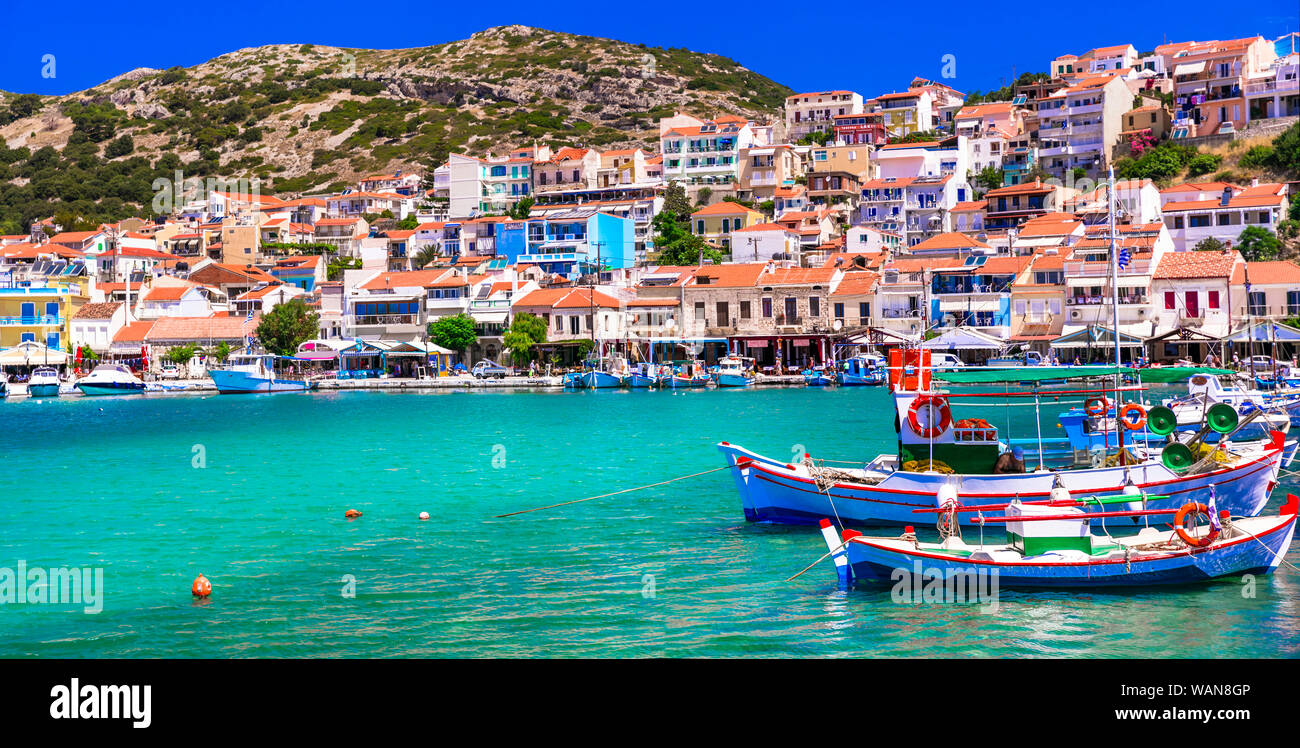 Beau village Pythagorion,avec vue sur les bateaux de pêche traditionnels, maisons et mer,l'île de Samos, Grèce. Banque D'Images
