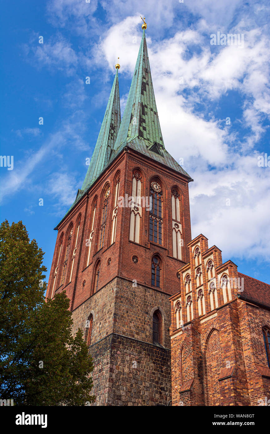 Une vue de l'extérieur de Nikolai Kirche, également connu sous le nom de église Saint Nicolas dans la ville de Berlin, Allemagne. C'est la plus ancienne église de Berlin. Banque D'Images