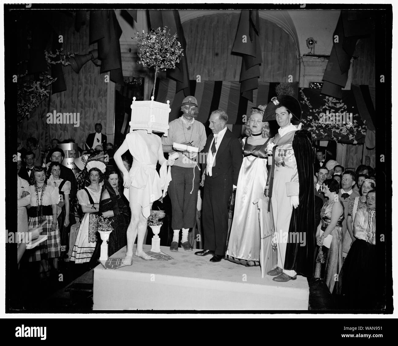 Les gagnants du prix de costume au Arts Club Bal Boheme. Washington, D.C., le 10 avril. Bal costumé annuel de Washington, le Bal Boheme, avait pour thème cette année, "Paris au printemps". Clou de la soirée a été la présentation des prix pour les costumes. Les gagnants ont reçu leur prix par le sénateur Theodore Green du Rhode Island. De gauche à droite. Plus originale, Richard Hill comme les arbres et arbustes de Paris, plus amusant, Samuel Staples en tant que manutentionnaire Paris, le sénateur vert, plus beaux, Marcia Evert et Parr Hanna, 4-10-39 Banque D'Images