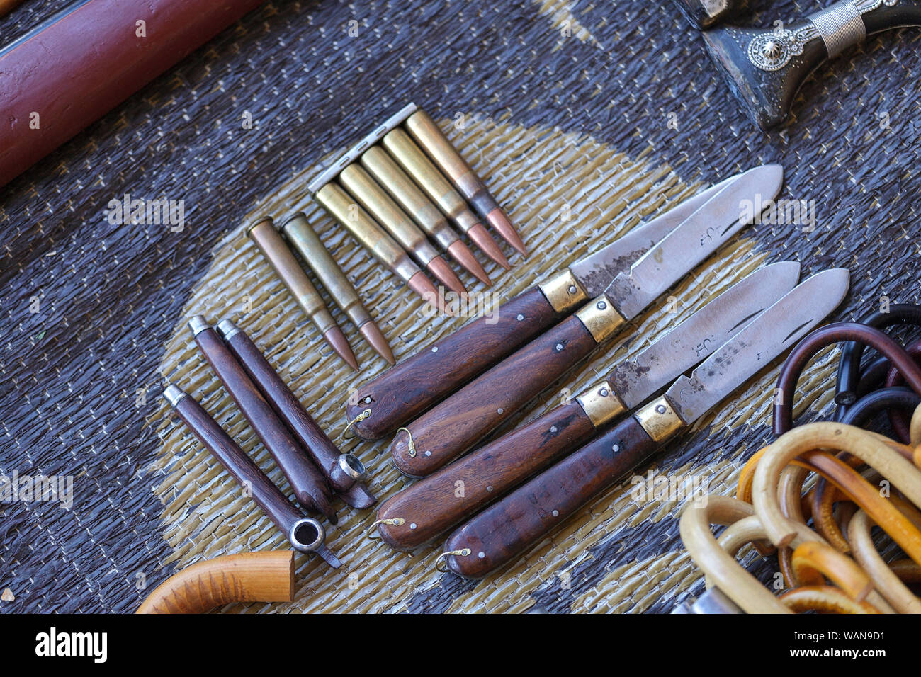 Des couteaux, des bâtons et des balles sur l'affichage pour vendre au marché de Sinaw, Oman Banque D'Images