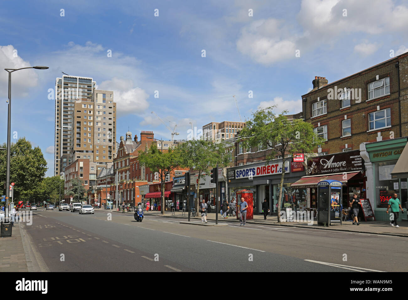 Walworth Road, Londres, Royaume-Uni. Près de Elephant and Castle, une ancienne zone délabrée maintenant controversé réaménagé avec de nouveaux logements de luxe. Banque D'Images