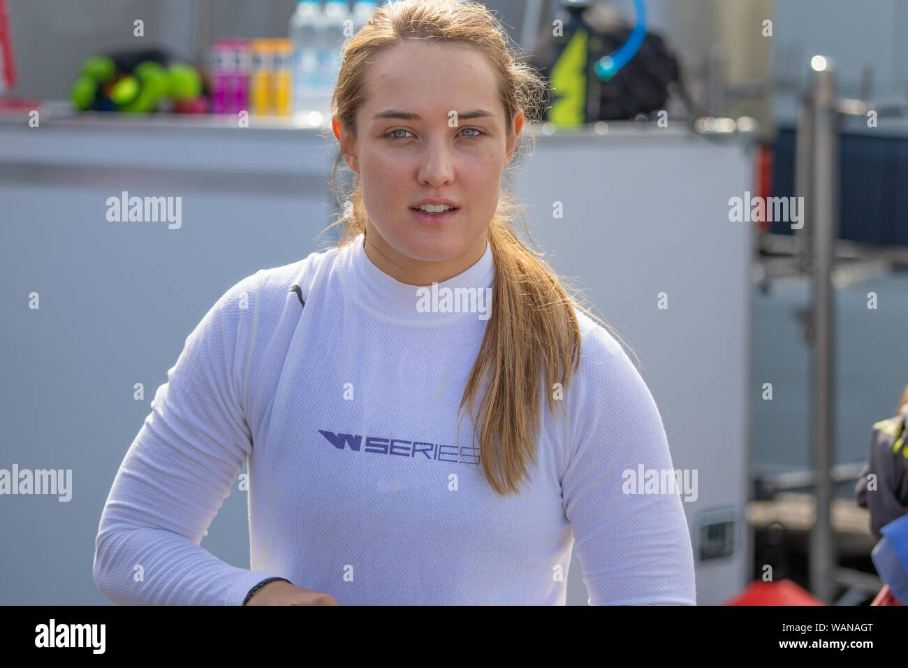 Cook sabre dans les stands le jour de la course. Dernière course de la série W série inaugurale de 2019. Brands Hatch Banque D'Images