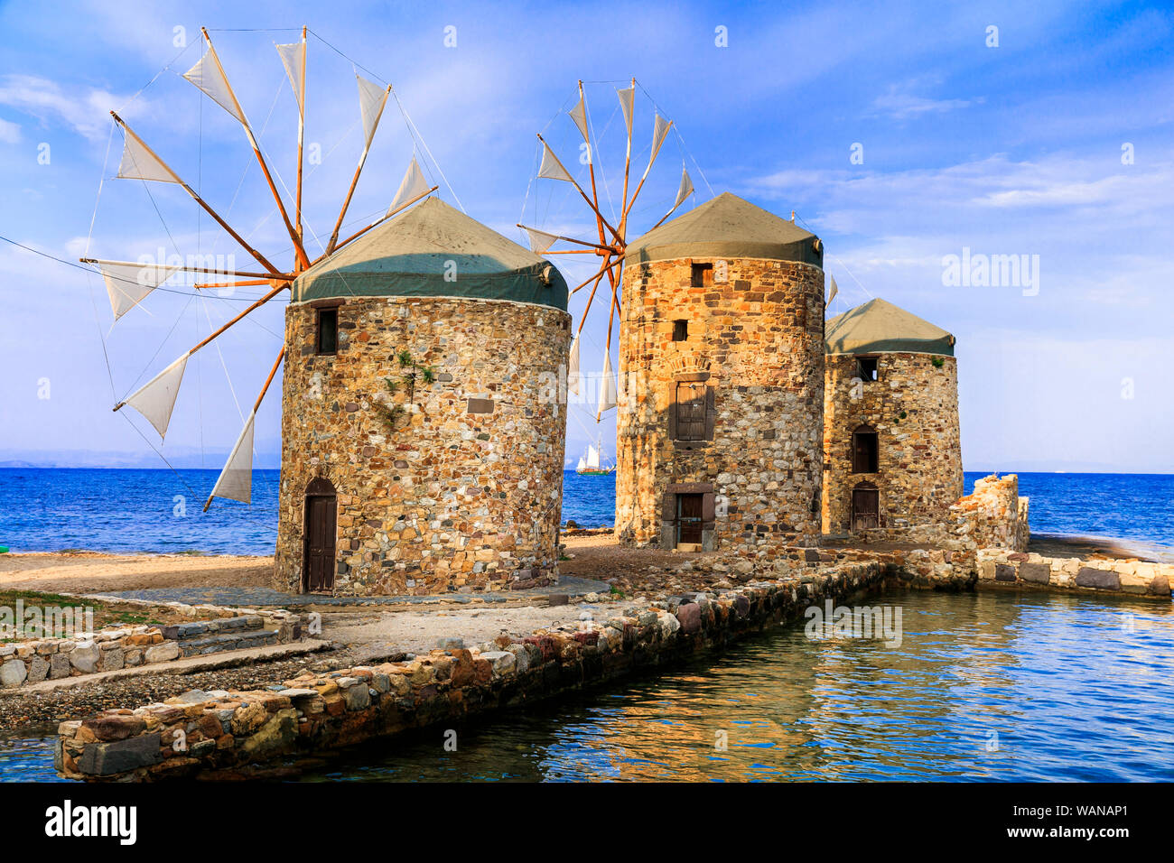 Moulins à vent traditionnels au coucher du soleil l'île de Chios, Grèce. Banque D'Images